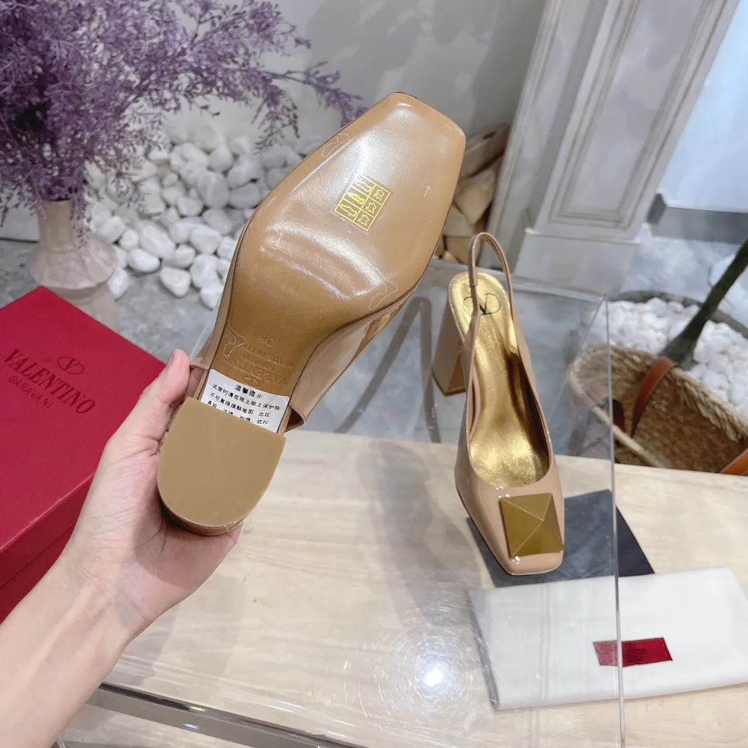 👟👟Ex-factory price 440👟👟 Genuine leather sole +40 Valentino Valentino 2023 spring and summer new product [Pyramid] large spike shoes are new☑️ ———————————— Valentino Garavani’s classic “Roman Stud” series debuts in a new interpretation! The latest golden big rivet element is full of high-end sense! Extremely fashionable ~ Upper: Original custom-made cow patent leather Lining: Original high-gloss imported sheepskin lining Outsole: Italian genuine leather Outsole: Wear-resistant rubber sole Size: 34-42 (34 and 42 are custom-made and non-refundable) Heel height: [8.5cm] - [6cm] (2 heel height options)